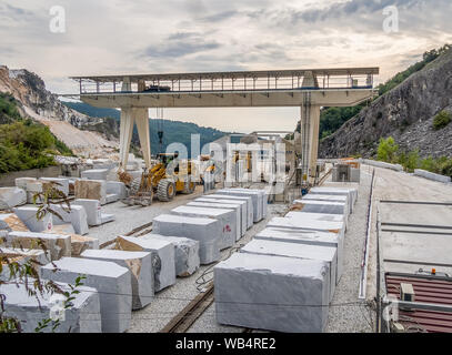 FANTISCRITTI, Carrara, Italien - 23 AUGUST, 2019: Marmor Steinbruch hat eine große Industrie seit den alten römischen Zeiten gewesen. Schneiden Bausteine erwarten Transporation. Stockfoto