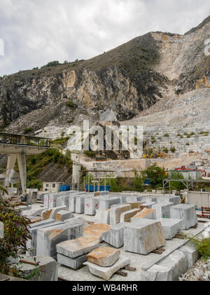 FANTISCRITTI, Carrara, Italien - 23 AUGUST, 2019: Marmor Steinbruch hat eine große Industrie seit den alten römischen Zeiten gewesen. Schneiden Bausteine erwarten Transporation. Stockfoto