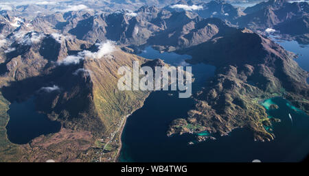 Blick auf den Lofoten aus der Ebene, in Norwegen Stockfoto