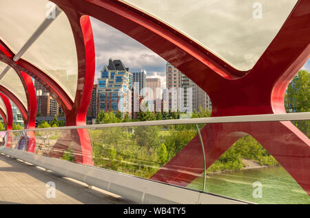 Downtown Calgary durch die Struktur der Peace Bridge an der Prince's Island Park, Alberta, Kanada gesehen. Stockfoto