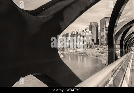 Downtown Calgary durch die Struktur der Peace Bridge an der Prince's Island Park, Alberta, Kanada gesehen. Stockfoto