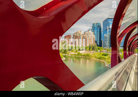 Downtown Calgary durch die Struktur der Peace Bridge an der Prince's Island Park, Alberta, Kanada gesehen. Stockfoto