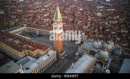 Blick auf den Sonnenaufgang in Venedig von oben Stockfoto