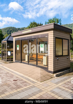 Raucherzimmer Kabine outdoor mit blauem Himmel in Japan Stockfoto