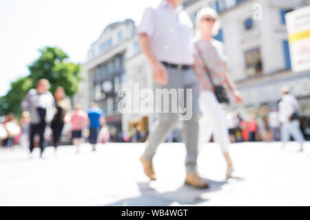 Verschwommene Bilder eines Einkaufszentrums an einem sonnigen Tag. Einkaufs-, Freizeit- und Reisekonzept. Stockfoto