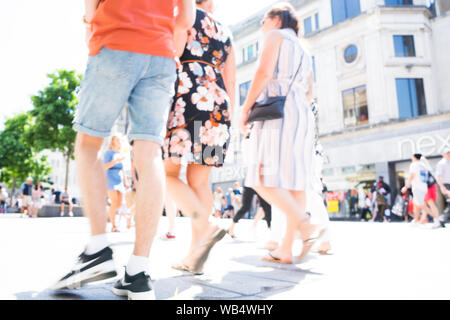 Verschwommene Bilder eines Einkaufszentrums an einem sonnigen Tag. Einkaufs-, Freizeit- und Reisekonzept. Stockfoto