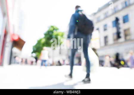 Verschwommene Bilder eines Einkaufszentrums an einem sonnigen Tag. Einkaufs-, Freizeit- und Reisekonzept. Stockfoto