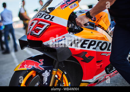 Towcester, Northamptonshire, Großbritannien. 24 Aug, 2019. Marc Marquez (SPA) und Repsol Honda Team während der 2019 GoPro Britischen Grand Prix Moto GP in Silverstone Circuit. Credit: Gergo Toth/Alamy leben Nachrichten Stockfoto