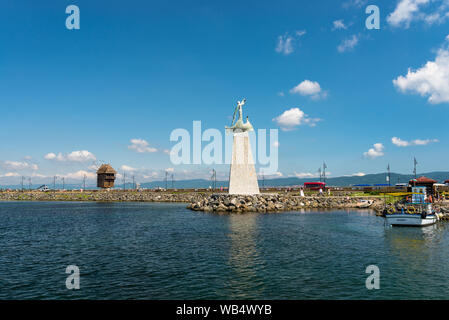 Nessebar, Bulgarien vom 15. Juli 2019. Statue des Hl. Nikolaus in Nessebar in Bulgarien. Eine beliebte Sehenswürdigkeit in Nessebar. An der causeway Anschluss entfernt Stockfoto