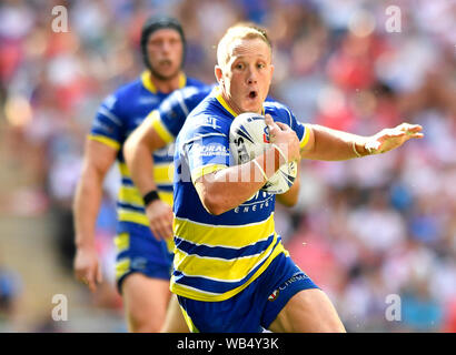 London, Großbritannien. 24. August 2019; Wembley Stadion, London, England; Rugby Football League Coral das Endspiel um den Challenge Cup, Warrington Wolves gegen St Helens; Jason Clark von Warrington Wolves läuft nach vorne mit dem Ball - redaktionelle Verwendung. Credit: Aktion Plus Sport Bilder/Alamy leben Nachrichten Stockfoto