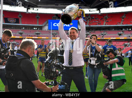 London, Großbritannien. 24. August 2019; Wembley Stadion, London, England; Rugby Football League Coral das Endspiel um den Challenge Cup, Warrington Wolves gegen St Helens; Warrington Wolves Haupttrainer, Steve Preis, wird von den Medien umgeben, und heben Sie den Challenge Cup in Wembley - Nur die redaktionelle Nutzung. Credit: Aktion Plus Sport Bilder/Alamy leben Nachrichten Stockfoto