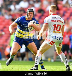 London, Großbritannien. 24. August 2019; Wembley Stadion, London, England; Rugby Football League Coral das Endspiel um den Challenge Cup, Warrington Wolves gegen St Helens; Chris Hill von Warrington Wolves sucht nach einem Weg, Vergangenheit Luke Thompson von St Helens - redaktionelle Verwendung. Credit: Aktion Plus Sport Bilder/Alamy leben Nachrichten Stockfoto