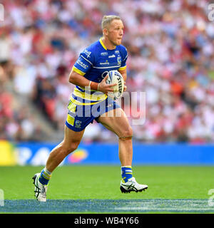 London, Großbritannien. 24. August 2019; Wembley Stadion, London, England; Rugby Football League Coral das Endspiel um den Challenge Cup, Warrington Wolves gegen St Helens; Jason Clark von Warrington Wolves läuft nach vorne mit dem Ball - redaktionelle Verwendung. Credit: Aktion Plus Sport Bilder/Alamy leben Nachrichten Stockfoto