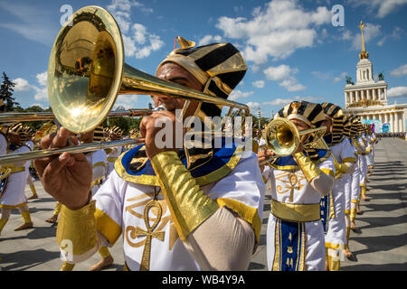 Moskau, Russland. 24. August, 2019 Mitglieder der ägyptischen Militärs Symphonic Band während des traditionellen Marsch von Orchestern auf der Gasse von VDNKh Messegelände Spasskaja Turm während des 12. Internationalen Militär Musik Festival in Moskau Stockfoto