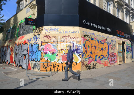 London, Großbritannien. 24 Aug, 2019. Ein lokaler Supermarkt Tesco in Ladbroke Grove, für die Sicherheit vor der Notting Hill Carnival, Europas größte Street Festival feiert Westindische und karibischen Kultur mit Paraden in West London geentert, es voraussichtlich 1 Mio. Besuchern ein Wochenende zu gewinnen. Credit: Amer Ghazzal/SOPA Images/ZUMA Draht/Alamy leben Nachrichten Stockfoto