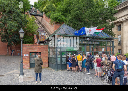 Warten Menschen in der Nähe von Ticket Office von Buda Castle Hill Standseilbahn Stockfoto