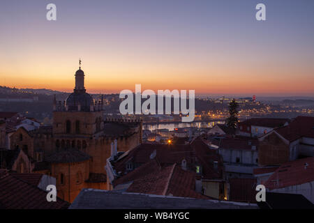 Einen Panoramablick über die Stadt Coimbra mit Sé Velha de Coimbra (die alte Kathedrale) mit Blick auf den Rio Mondego im Licht der untergehenden Sonne - Portugal. Stockfoto