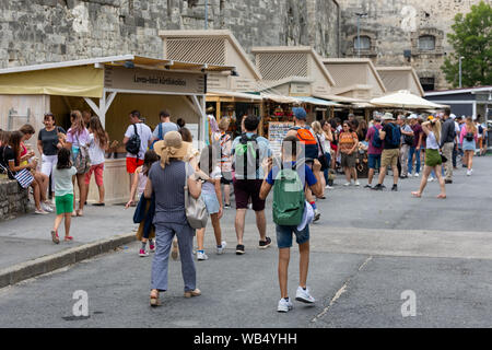 Souvenirläden mit Shopping Touristen in der Nähe von Castle Gellertberg in Budapest Stockfoto