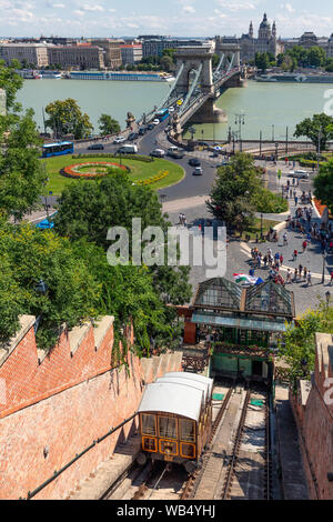 Standseilbahn mit Touristen zu Schloss Buda in Budapest gehen Stockfoto