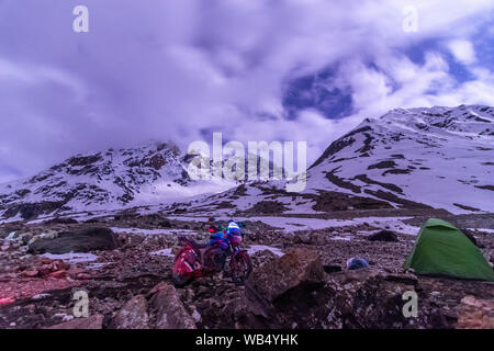 Nacht Motorrad Camping in Ladakh im Winter - Stockfoto