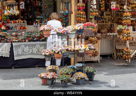 Souvenirshop mit Blumen in der Nähe von Castle Gellertberg in Budapest Stockfoto