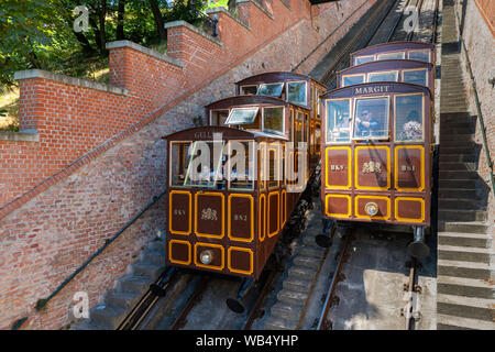 Standseilbahn mit Touristen zu Schloss Buda in Budapest gehen Stockfoto