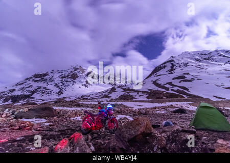 Nacht Motorrad Camping in Ladakh im Winter - Stockfoto