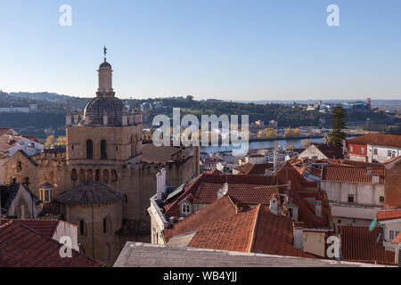 Einen Panoramablick über die Stadt Coimbra mit Sé Velha de Coimbra (die alte Kathedrale) mit Blick auf den Rio Mondego - Portugal. Stockfoto