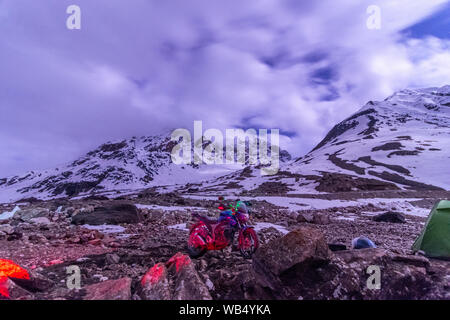 Nacht Motorrad Camping in Ladakh im Winter - Stockfoto