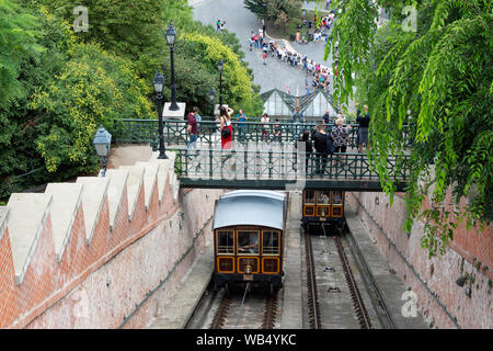 Standseilbahn mit Touristen zu Schloss Buda in Budapest gehen Stockfoto