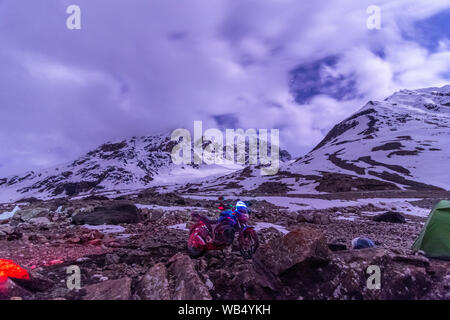 Nacht Motorrad Camping in Ladakh im Winter - Stockfoto