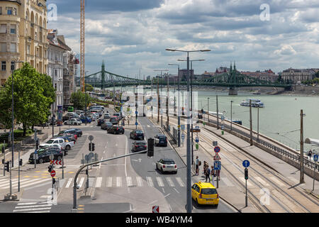 Am Ufer der Donau in Budapest mit Gebäuden und Verkehr Stockfoto