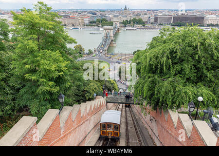 Standseilbahn mit Touristen zu Schloss Buda in Budapest gehen Stockfoto