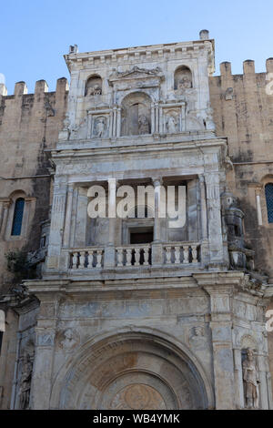 Porta Especiosa auf der nördlichen Fassade der Alten Kathedrale von Coimbra (Sé Velha de Coimbra), in der historischen Stadt von Coimbra in Portugal. Stockfoto