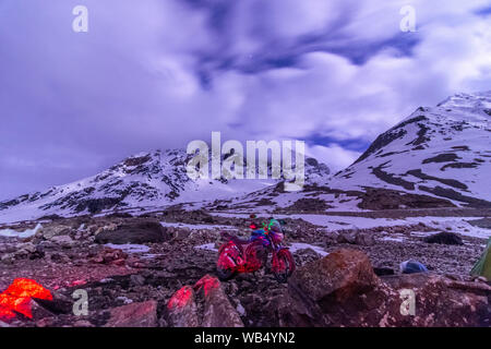 Nacht Motorrad Camping in Ladakh im Winter - Stockfoto