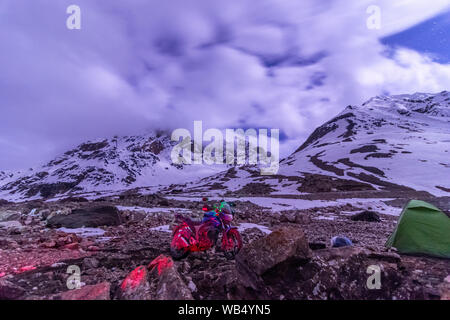 Nacht Motorrad Camping in Ladakh im Winter - Stockfoto