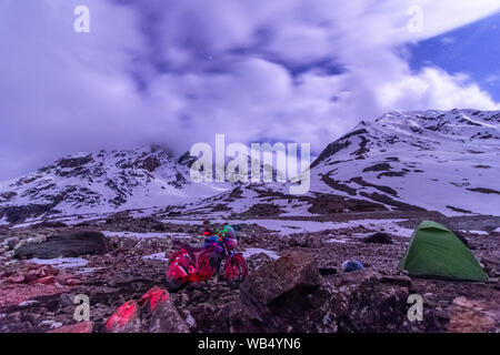 Nacht Motorrad Camping in Ladakh im Winter - Stockfoto