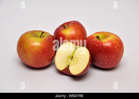 Ganze und in Scheiben geschnittenen Äpfel auf einer nahtlosen Hintergrund Stockfoto