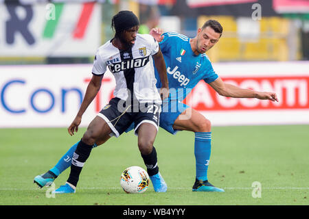 Parma, Italien. 24 Aug, 2019. Mattia De Sciglio von Juventus Turin und Gervinho von Parma in der Serie A Match zwischen Parma Calcio 1913 und Juventus Turin, Stadio Ennio Tardini, Parma, Italien am 24. August 2019. Foto von Giuseppe Maffia. Nur die redaktionelle Nutzung, eine Lizenz für die gewerbliche Nutzung erforderlich. Keine Verwendung in Wetten, Spiele oder einer einzelnen Verein/Liga/player Publikationen. Credit: UK Sport Pics Ltd/Alamy leben Nachrichten Stockfoto