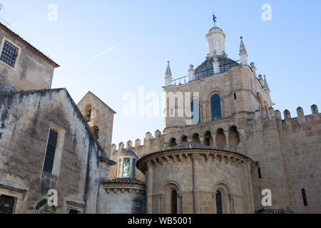 Die Laterne - Turm der Alten Kathedrale von Coimbra (Sé Velha de Coimbra), eine katholische Kirche in der Altstadt von Coimbra in Portugal. Stockfoto