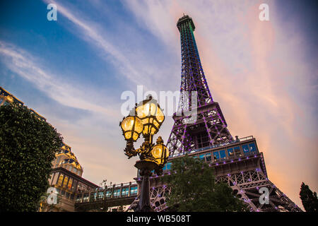 Blick auf die Straße und Casinos von Macau bei Nacht Stockfoto