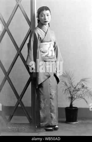 [1930er Jahre Japan - Japanische Frau im Kimono] - junge japanische Frau im Kimono. Dieses Studio Foto trägt die Handschrift von Takashimaya in Osaka und kann sehr gut genutzt wurden für omiai (Ehe). 20. Jahrhundert vintage Silbergelatineabzug. Stockfoto