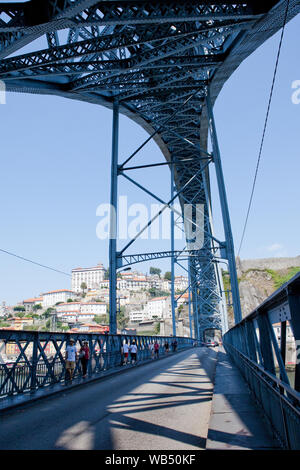 Die Metallstruktur der Dom Luis Brücke in Porto, Portugal. Stockfoto