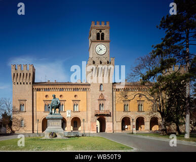 Italien, Arezzo. Die Giuseppe Verdi Theater, Oper. Der Palazzo del Corriere (15. Jahrhundert) und die Festung (1250), die im 16. Jahrhundert renoviert. Stockfoto