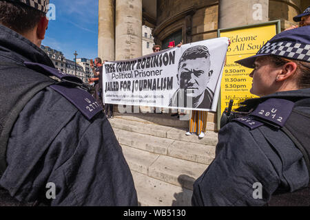 London, Großbritannien. 24 Aug, 2019. Polizei schützen den Protest bei der BBC von Tommy Robinson Fans, die behaupten, er ist im Gefängnis für den Journalismus. Er wurde zu 9 Monaten für 3 Straftaten außerhalb von Leeds Crown Court, die den Zusammenbruch einer grooming Schleifring Versuch geführt haben könnte, verurteilt und hat Vorstrafen wegen Gewalt-, Finanz- und Einwanderung Betrügereien, Droge, Besitz und die öffentliche Ordnung Straftaten. Polizei die beiden Gruppen auseinander. Robinson Anhänger wurden später von Demonstranten vom Trafalgar Square, und mit einer größeren Gruppe aus dem Stand bis zu Rassismus kam Antifa zu verbinden. Credit: Peter Marschall/Alamy leben Nachrichten Stockfoto