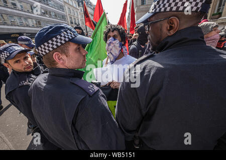 London, Großbritannien. 24. August 2019. Polizei zurück halten Antifaschisten gegen einen Protest bei der BBC von Tommy Robinson Fans, die behaupten, er ist im Gefängnis für den Journalismus. Er wurde zu 9 Monaten für 3 Straftaten außerhalb von Leeds Crown Court, die den Zusammenbruch einer grooming Schleifring Versuch geführt haben könnte, verurteilt und hat Vorstrafen wegen Gewalt-, Finanz- und Einwanderung Betrügereien, Droge, Besitz und die öffentliche Ordnung Straftaten. Polizei die beiden Gruppen auseinander. Robinson Anhänger wurden später von Demonstranten vom Trafalgar Square, und mit einer größeren Gruppe aus dem Stand bis zu Rassismus kam Antifa zu verbinden. Peter Marshall/A Stockfoto