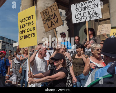 London, Großbritannien. 24 Aug, 2019. Tommy Robinson Anhänger protestieren bei der BBC. Sie behaupten, er ist im Gefängnis für Journalismus. Er wurde zu 9 Monaten für 3 Straftaten außerhalb von Leeds Crown Court, die den Zusammenbruch einer grooming Schleifring Versuch geführt haben könnte, verurteilt und hat Vorstrafen wegen Gewalt-, Finanz- und Einwanderung Betrügereien, Droge, Besitz und die öffentliche Ordnung Straftaten. Polizei die beiden Gruppen auseinander. Robinson Anhänger wurden später von Demonstranten vom Trafalgar Square, und mit einer größeren Gruppe aus dem Stand bis zu Rassismus kam Antifa zu verbinden. Credit: Peter Marschall/Alamy leben Nachrichten Stockfoto