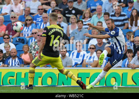 Brighton, UK. 24 Aug, 2019. Brighton, Glenn Murray setzt sich in ein Kreuz bei der Premier League Match zwischen Brighton und Hove Albion und Southampton an der American Express Community Stadium, Brighton und Hove am Samstag, den 24. August 2019. (Credit: Jon Bromley | MI Nachrichten) Credit: MI Nachrichten & Sport/Alamy leben Nachrichten Stockfoto