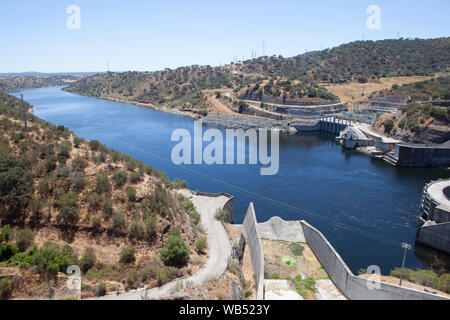 Der alqueva Dam (Barragem de Alqueva) auf den Fluss Guadiana gelegen, an der Grenze der Bezirke in Évora Beja, Alentejo im Süden Portugals. Stockfoto