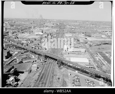 Erhöhte SEPTEN der u-Bahn Brücke NEC Kreuzung. Philadelphia, Philadelphia Co., PA. Sec. 1101, MP 81,69. - Nordosten Railroad Corridor, Amtrak Route zwischen Delaware-Pennsylvania und Pennsylvania-New Jersey state Linien, Philadelphia, Philadelphia County, PA; die Ufer Verriegelung Turm ist neben dem NEC Titel gesehen. Stockfoto